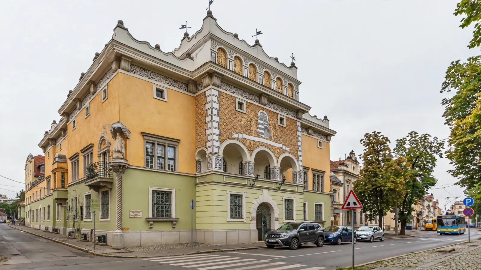 Fațada Casei Maghiare din Timișoara, clădire istorică construită în 1929-1930
